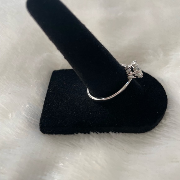 Women’s size 9 solitaire Moissanite ring - Picture 4 of 5